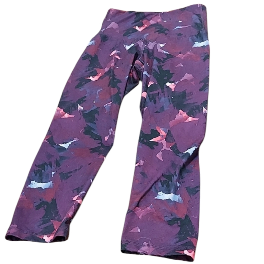 Old navy active go-dry patterned Capri size xs in purple